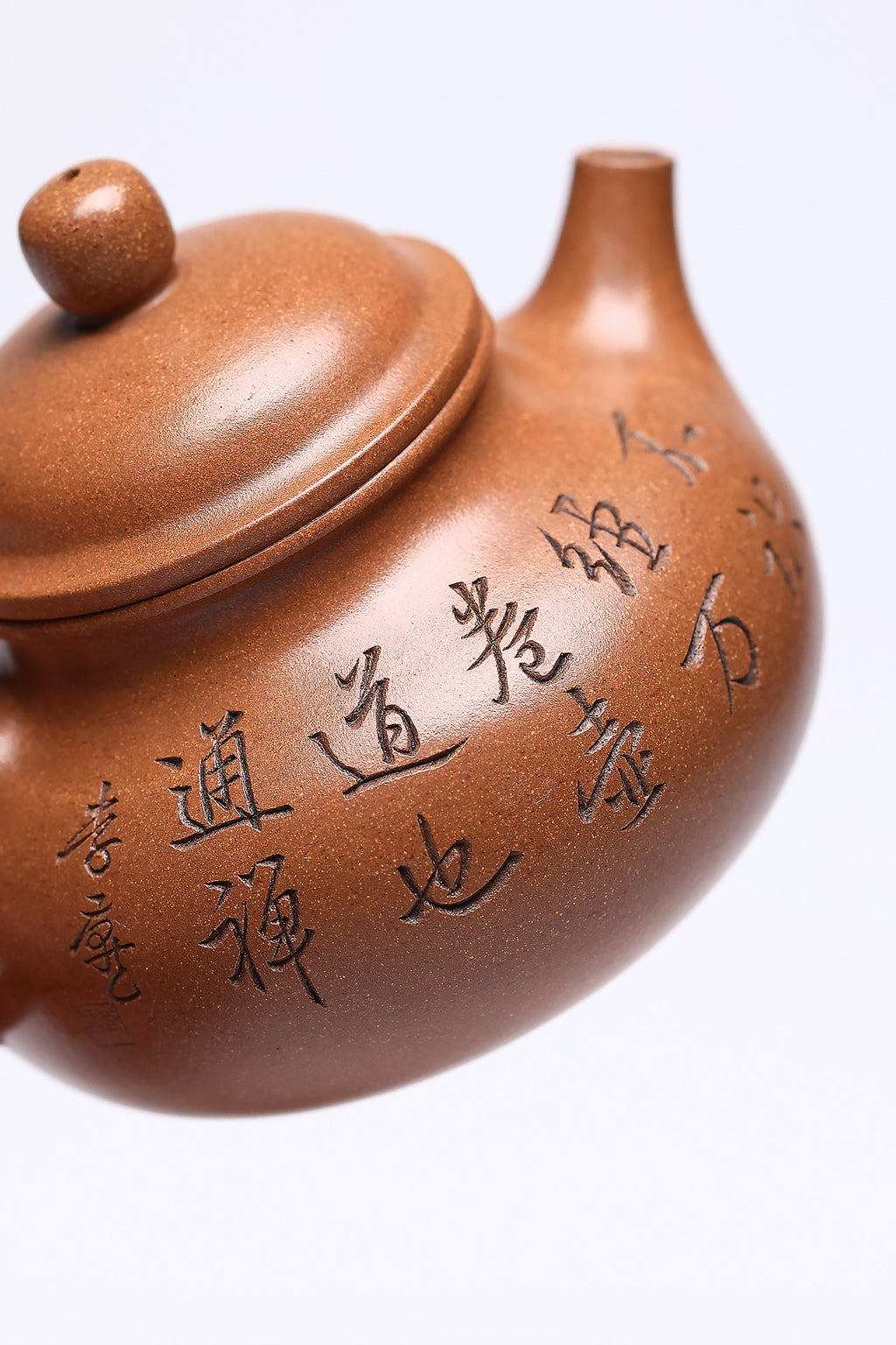 【容天】 作者 ：邵忠源 泥料：玉砂段 容量：240cc  此款容天壶甄选原矿玉砂段泥精制