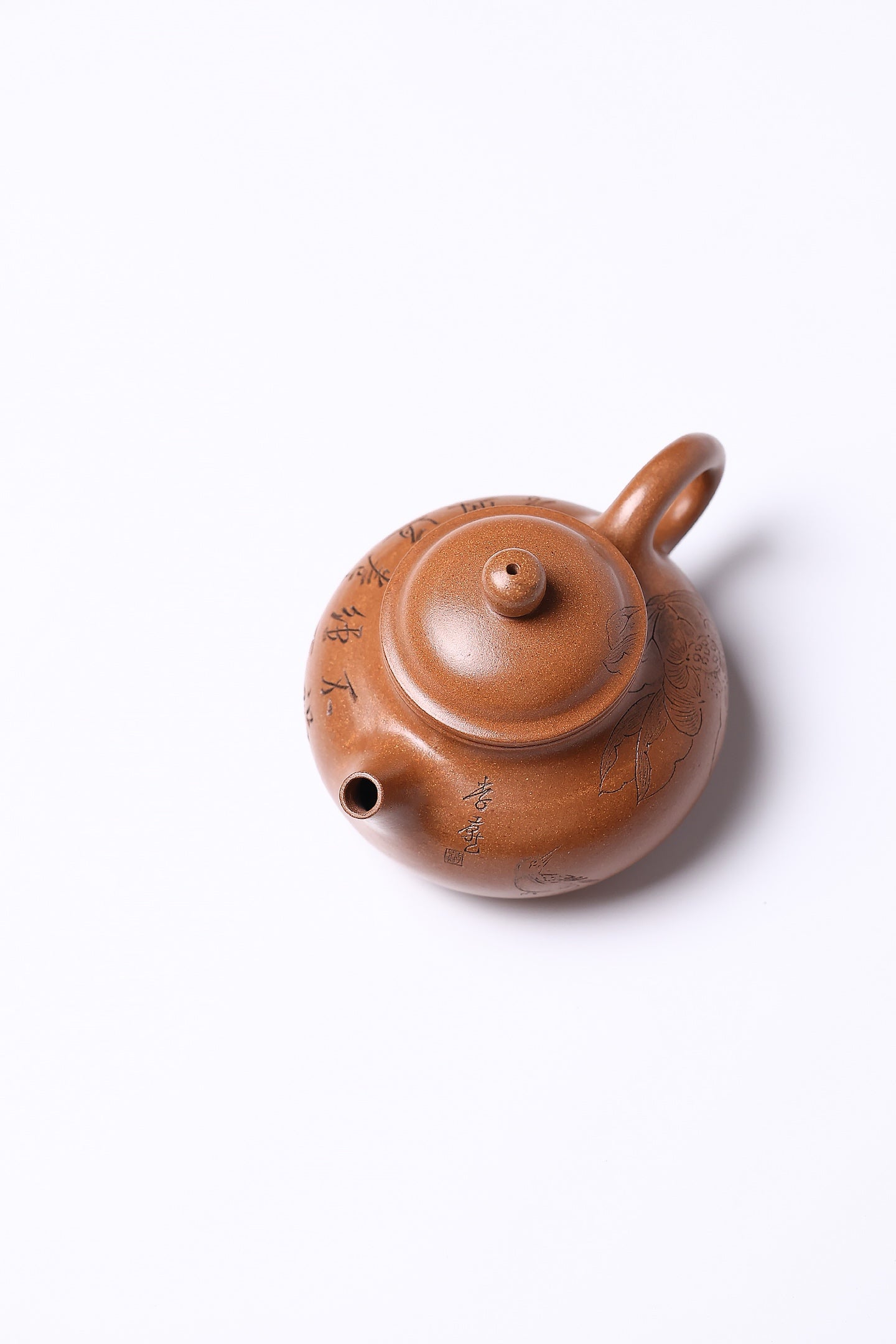 【容天】 作者 ：邵忠源 泥料：玉砂段 容量：240cc  此款容天壶甄选原矿玉砂段泥精制