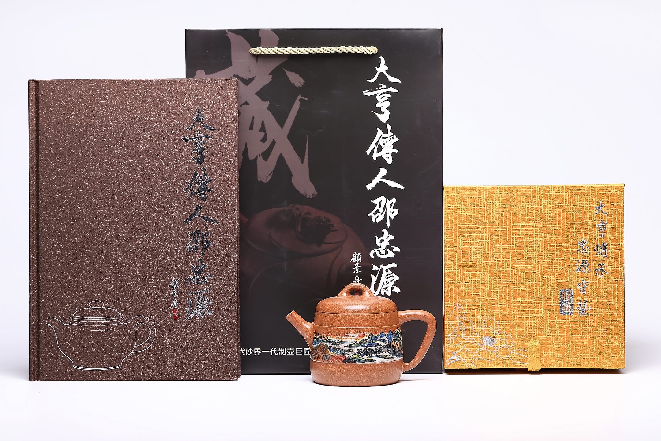 【金钟】作者 ：邵忠源  泥料：玉砂段 容量：240cc 此款金钟壶选用原矿玉砂段泥打造