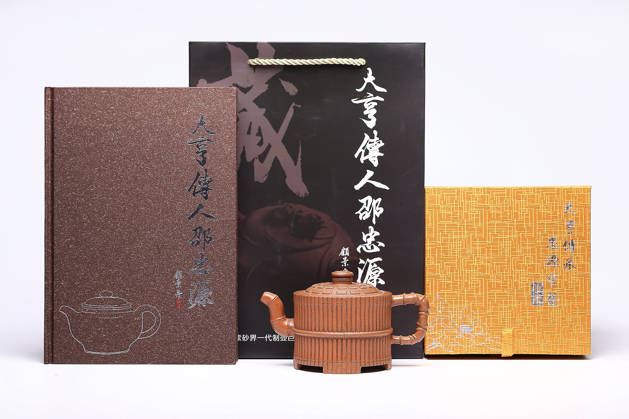 【太极一捆竹】 作者 ：邵忠源 泥料：玉砂段 容量：280cc  作品介绍： 经典一捆竹壶式，选用玉砂段泥精工塑造