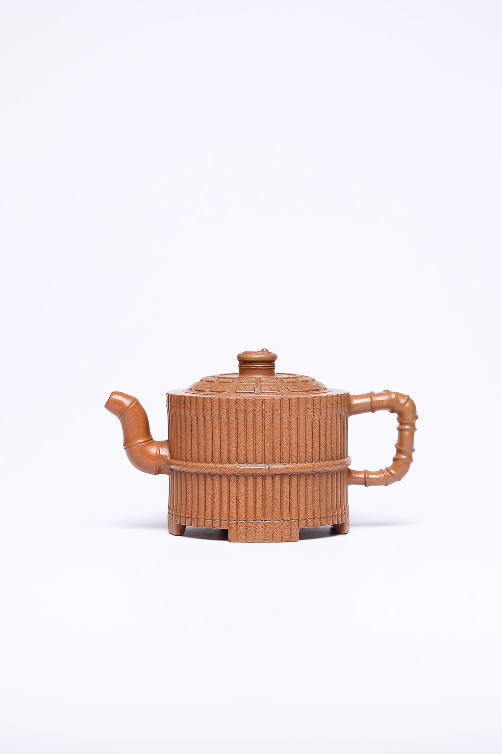 【太极一捆竹】 作者 ：邵忠源 泥料：玉砂段 容量：280cc  作品介绍： 经典一捆竹壶式，选用玉砂段泥精工塑造