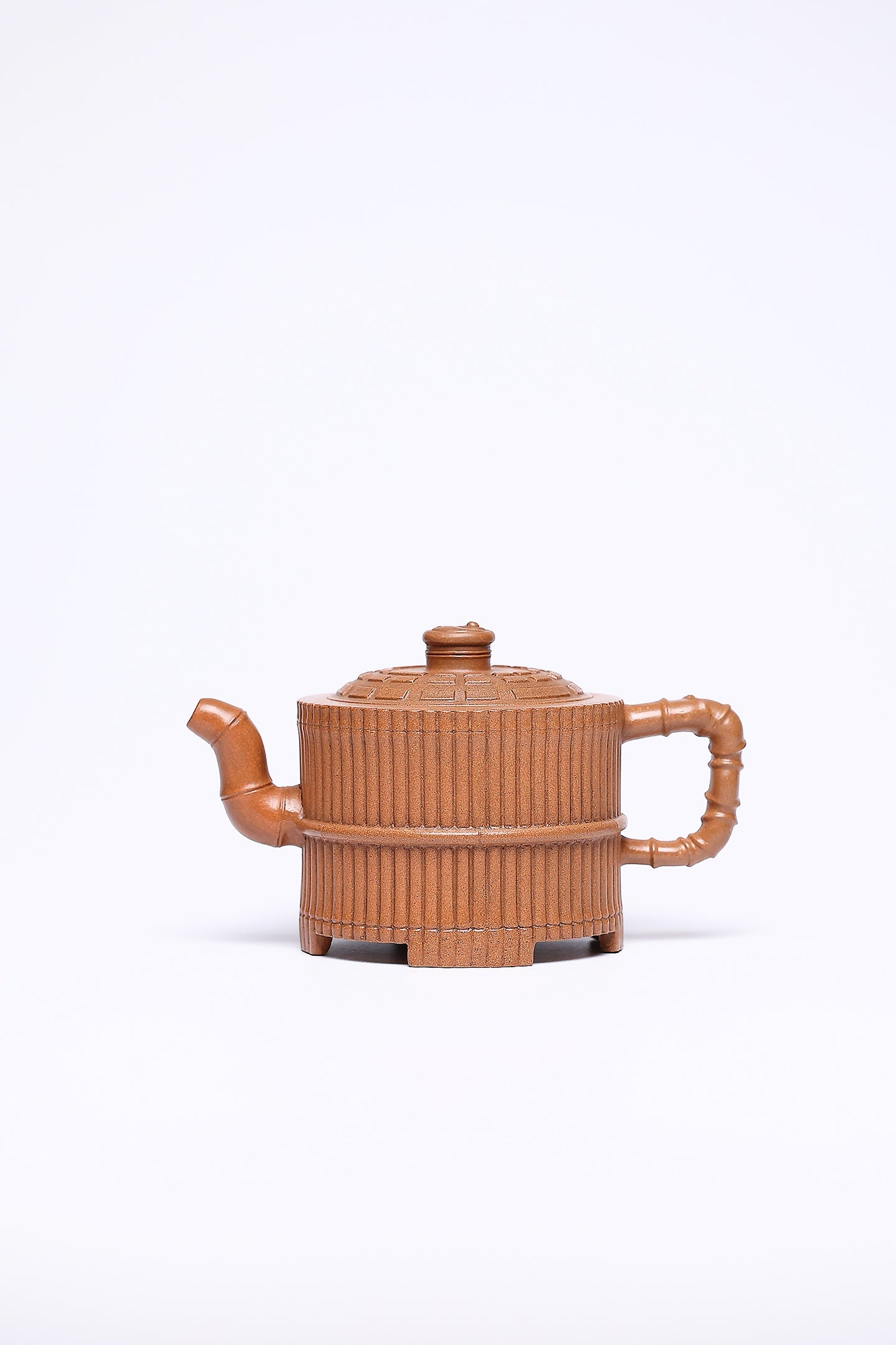 【太极一捆竹】 作者 ：邵忠源 泥料：玉砂段 容量：280cc  作品介绍： 经典一捆竹壶式，选用玉砂段泥精工塑造