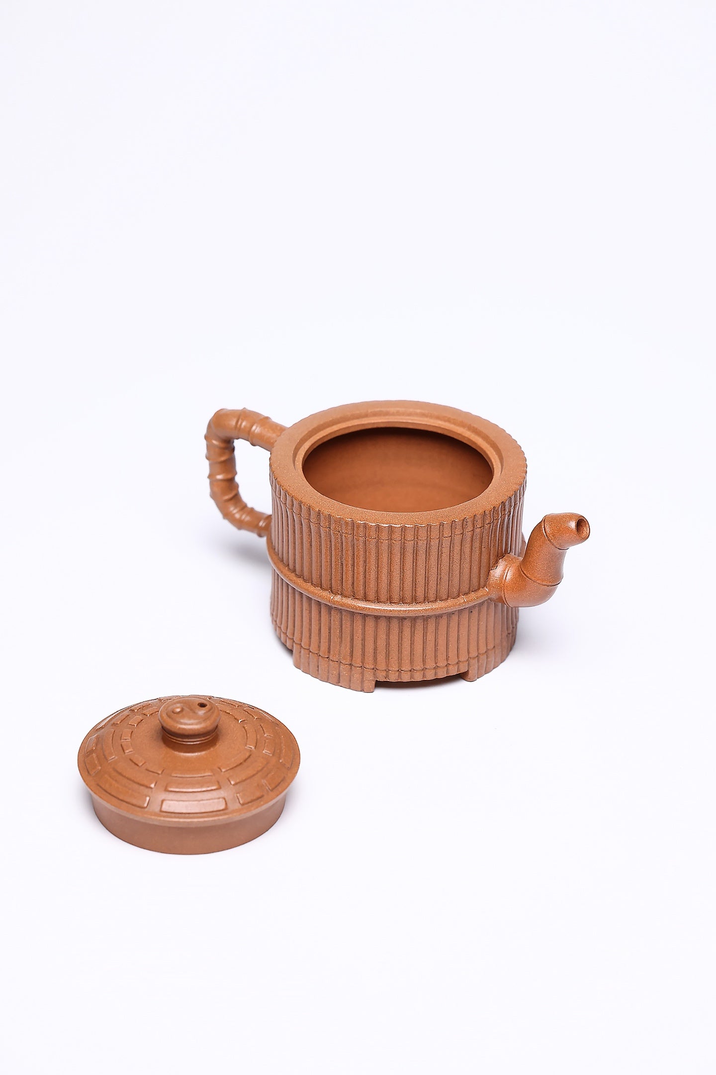 【太极一捆竹】 作者 ：邵忠源 泥料：玉砂段 容量：280cc  作品介绍： 经典一捆竹壶式，选用玉砂段泥精工塑造
