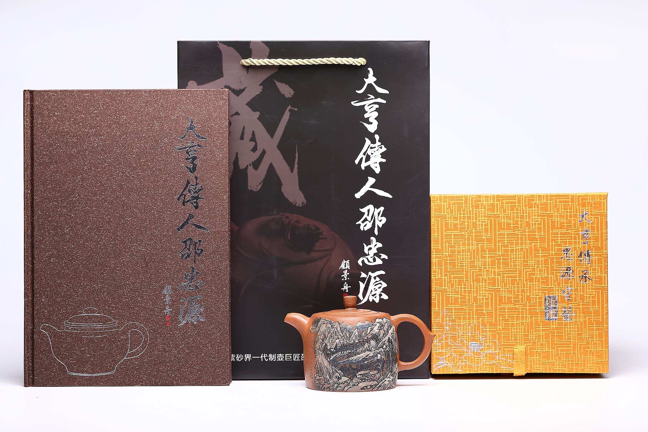 【井栏】 作者 ：邵忠源 泥料：玉砂段 容量：260cc  作品介绍：  经典井栏形制，甄选玉砂段泥匠心手制