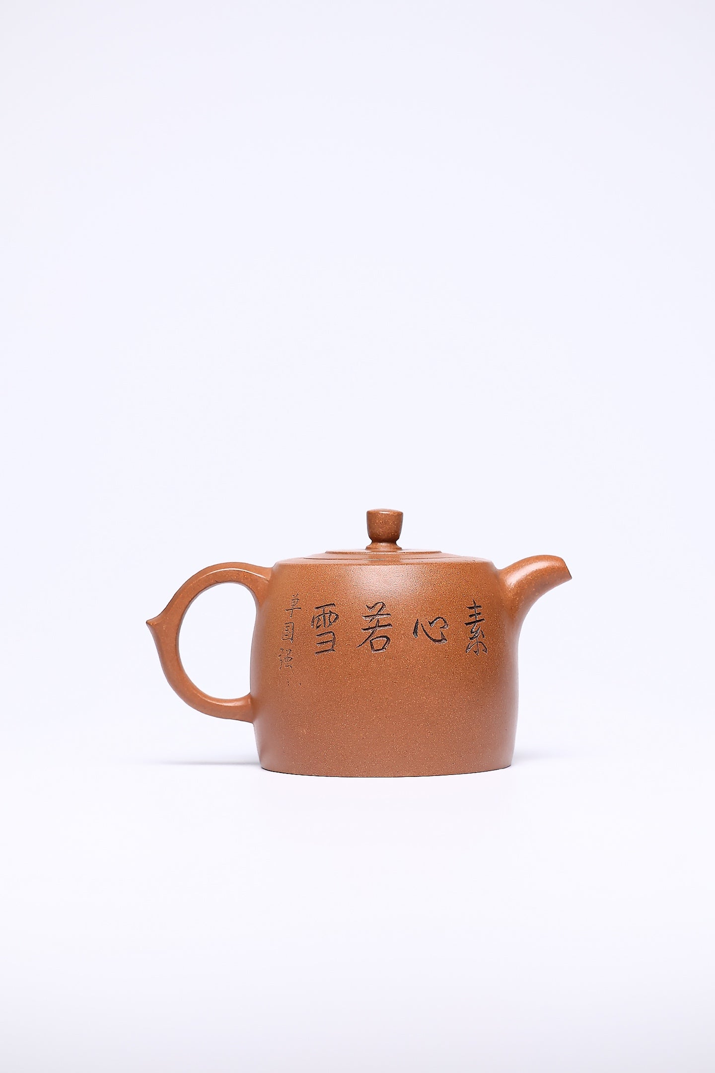 【井栏】 作者 ：邵忠源 泥料：玉砂段 容量：260cc  作品介绍：  经典井栏形制，甄选玉砂段泥匠心手制