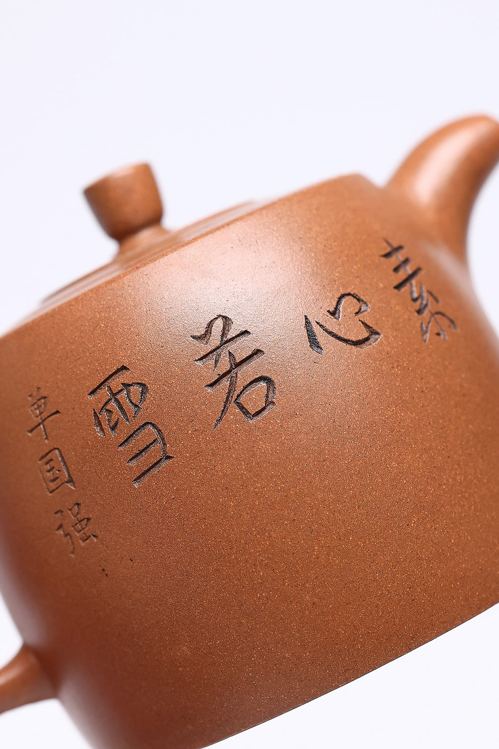 【井栏】 作者 ：邵忠源 泥料：玉砂段 容量：260cc  作品介绍：  经典井栏形制，甄选玉砂段泥匠心手制