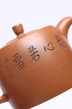 【井栏】 作者 ：邵忠源 泥料：玉砂段 容量：260cc  作品介绍：  经典井栏形制，甄选玉砂段泥匠心手制