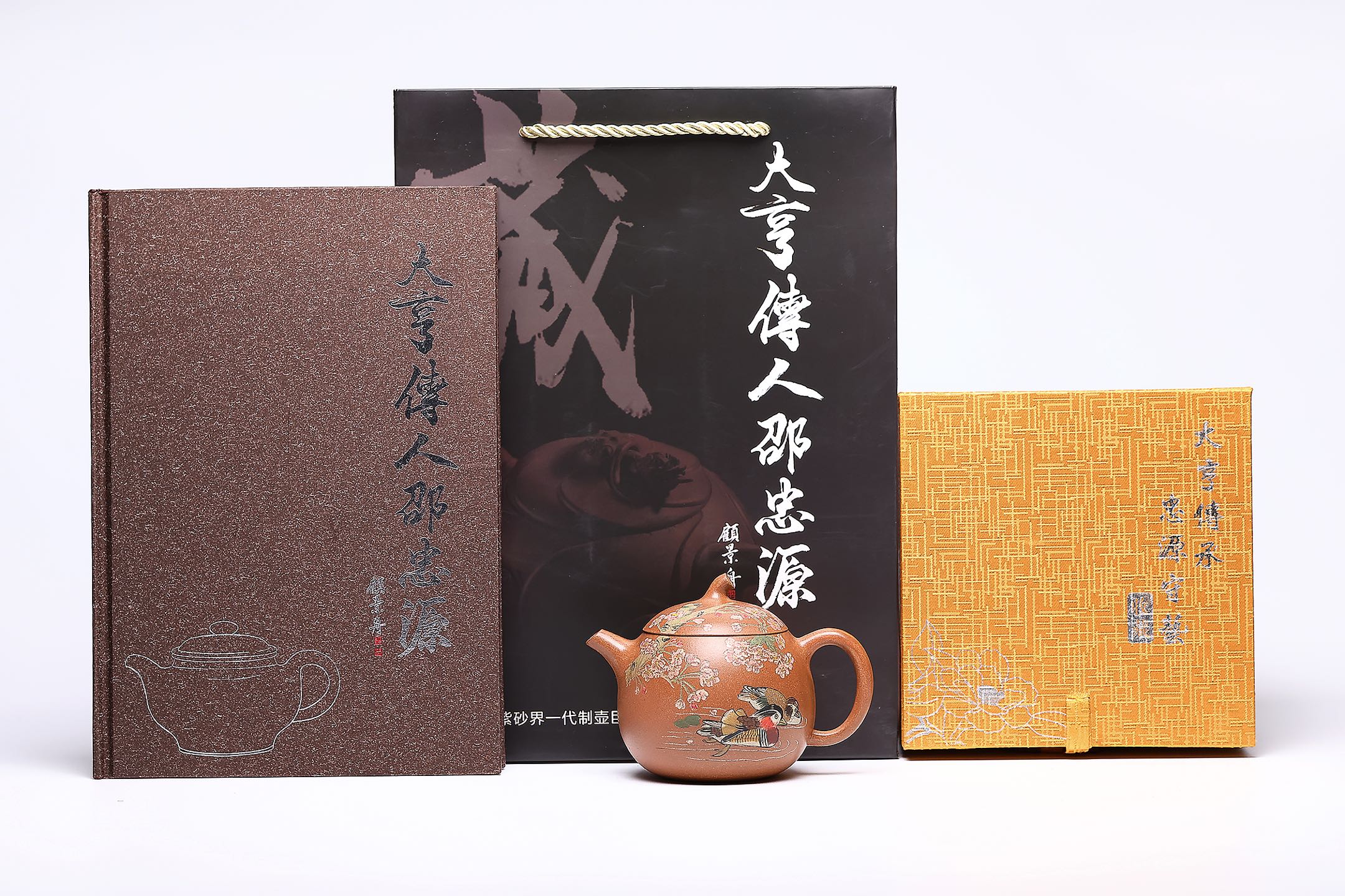 【茄瓜】 作者 ：邵忠源 泥料：玉砂段 容量：290cc  作品介绍：  经典茄瓜壶器型，甄选玉砂段泥手工精制