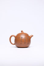 【茄瓜】 作者 ：邵忠源 泥料：玉砂段 容量：290cc  作品介绍：  经典茄瓜壶器型，甄选玉砂段泥手工精制