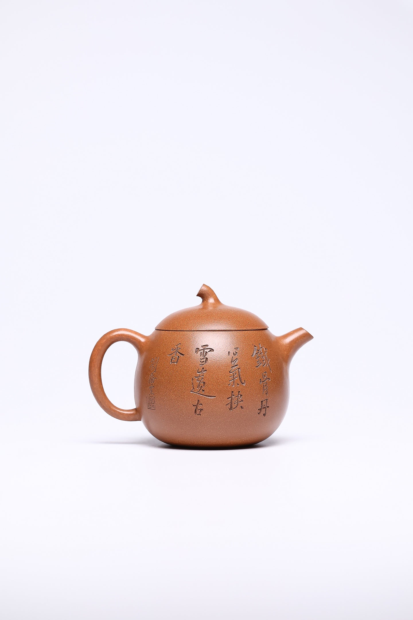 【茄瓜】 作者 ：邵忠源 泥料：玉砂段 容量：290cc  作品介绍：  经典茄瓜壶器型，甄选玉砂段泥手工精制