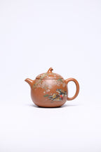 【茄瓜】 作者 ：邵忠源 泥料：玉砂段 容量：290cc  作品介绍：  经典茄瓜壶器型，甄选玉砂段泥手工精制