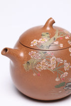 【茄瓜】 作者 ：邵忠源 泥料：玉砂段 容量：290cc  作品介绍：  经典茄瓜壶器型，甄选玉砂段泥手工精制