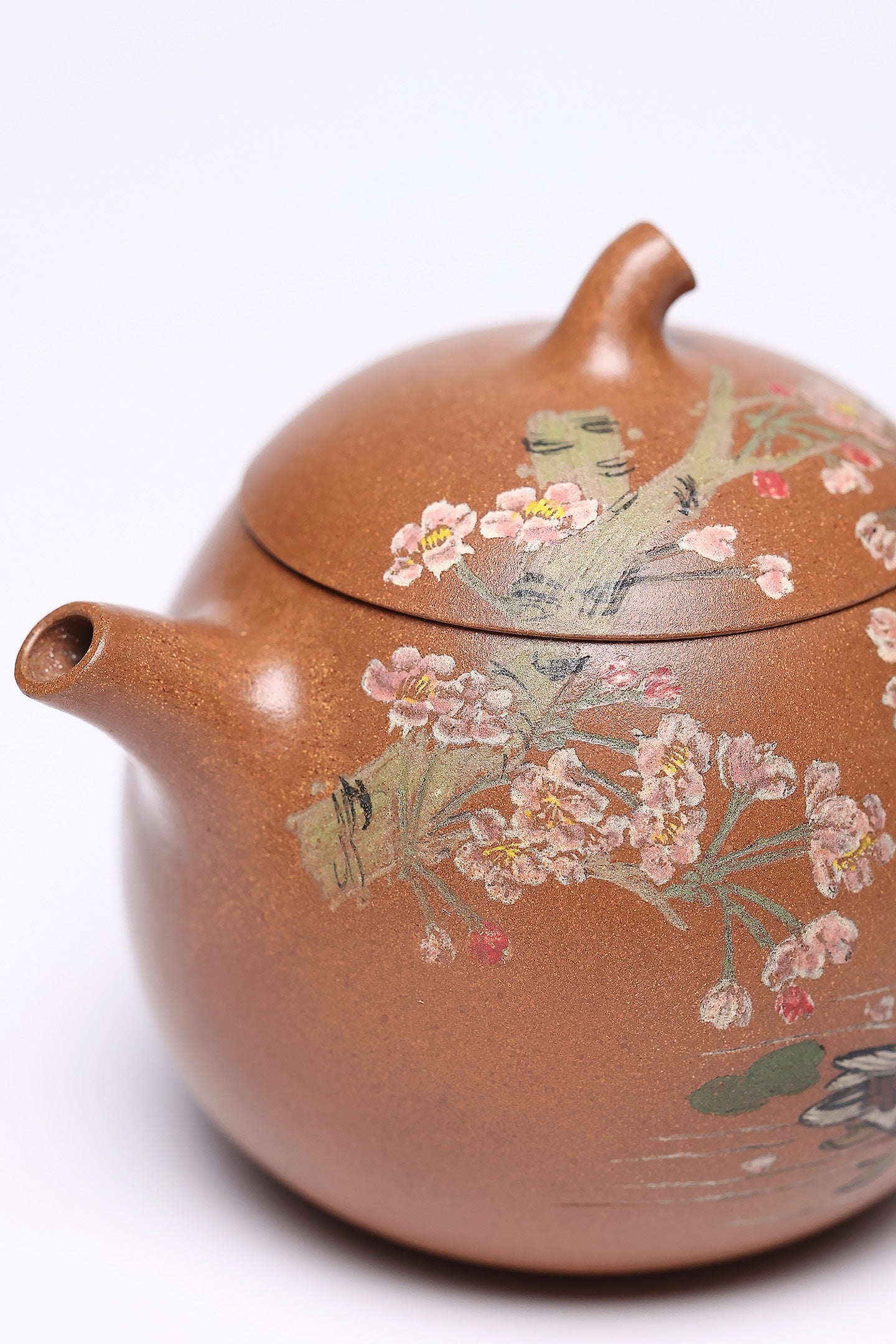 【茄瓜】 作者 ：邵忠源 泥料：玉砂段 容量：290cc  作品介绍：  经典茄瓜壶器型，甄选玉砂段泥手工精制