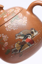 【茄瓜】 作者 ：邵忠源 泥料：玉砂段 容量：290cc  作品介绍：  经典茄瓜壶器型，甄选玉砂段泥手工精制