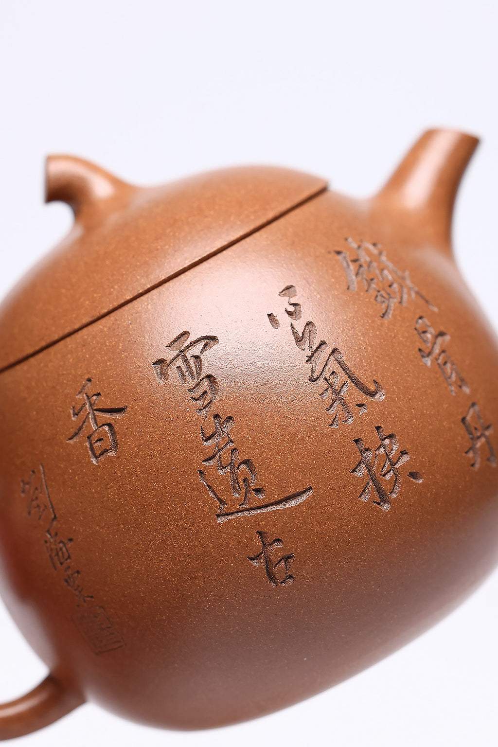 【茄瓜】 作者 ：邵忠源 泥料：玉砂段 容量：290cc  作品介绍：  经典茄瓜壶器型，甄选玉砂段泥手工精制
