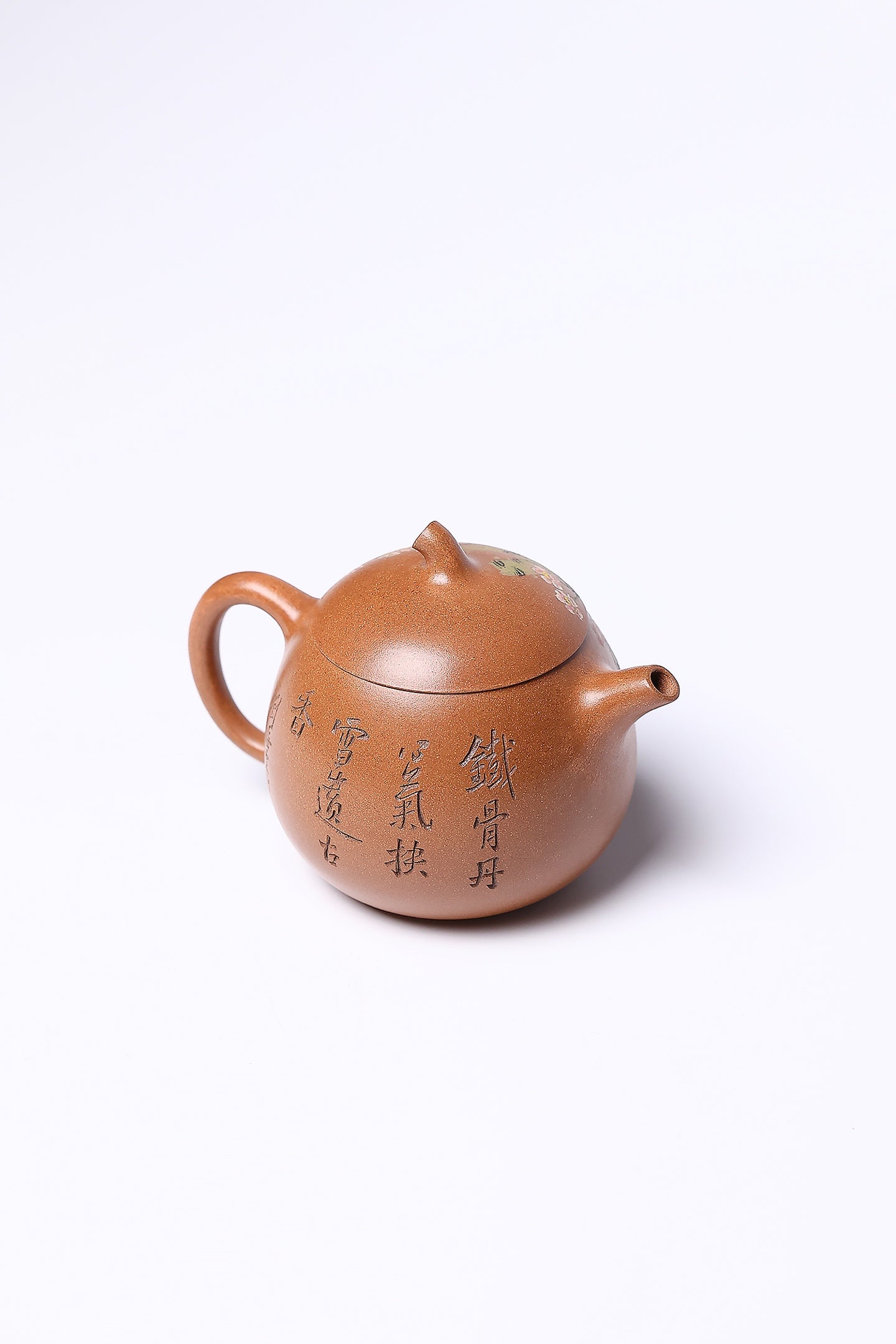 【茄瓜】 作者 ：邵忠源 泥料：玉砂段 容量：290cc  作品介绍：  经典茄瓜壶器型，甄选玉砂段泥手工精制