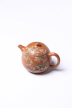 【茄瓜】 作者 ：邵忠源 泥料：玉砂段 容量：290cc  作品介绍：  经典茄瓜壶器型，甄选玉砂段泥手工精制