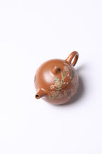 【茄瓜】 作者 ：邵忠源 泥料：玉砂段 容量：290cc  作品介绍：  经典茄瓜壶器型，甄选玉砂段泥手工精制