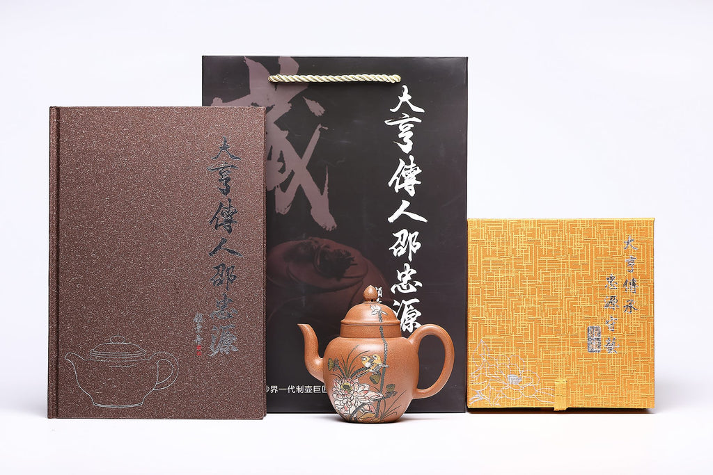 【宫灯】 作者 ：邵忠源 泥料：玉砂段 容量：260cc   经典宫灯壶式，选用玉砂段泥精工成型