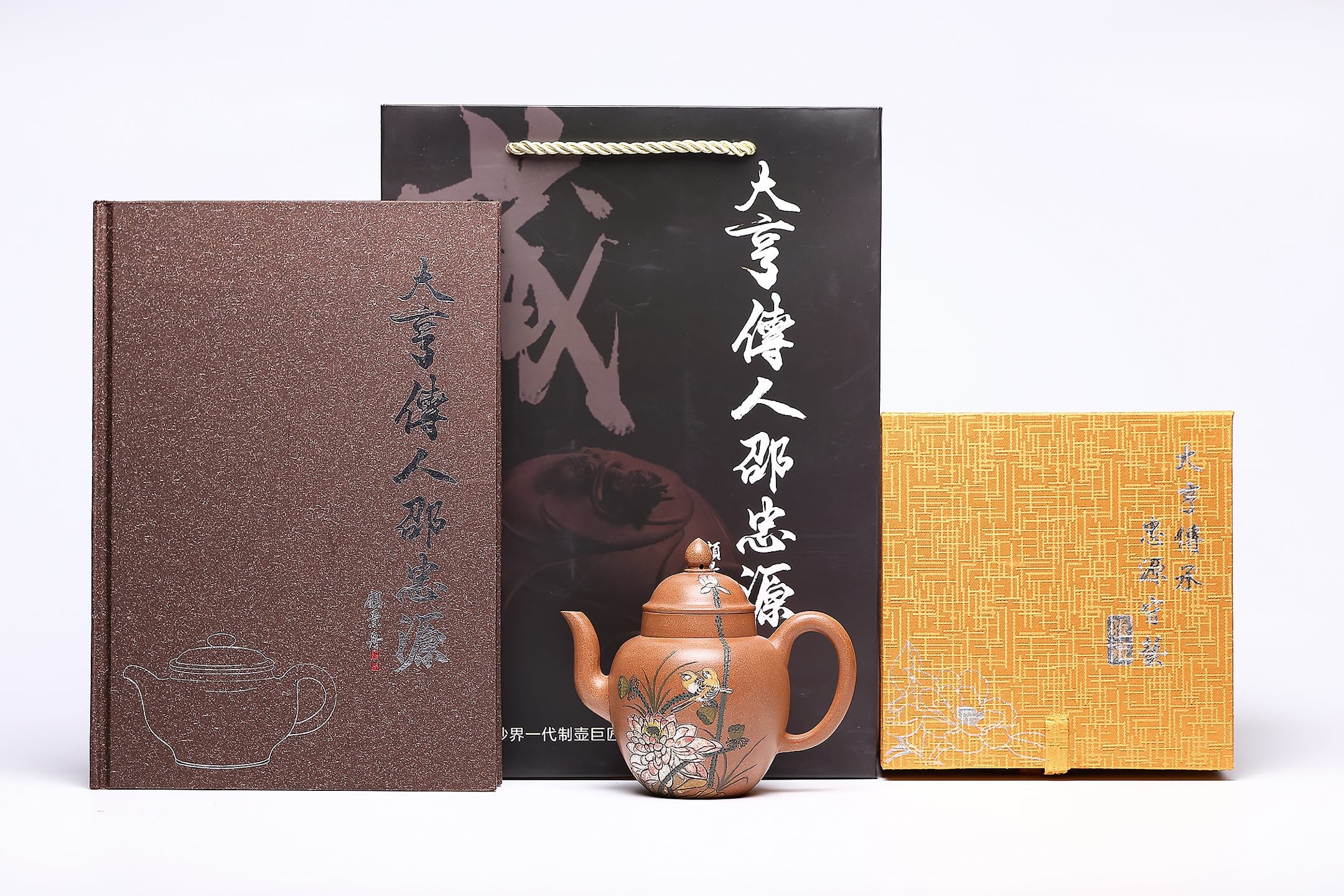 【宫灯】 作者 ：邵忠源 泥料：玉砂段 容量：260cc   经典宫灯壶式，选用玉砂段泥精工成型