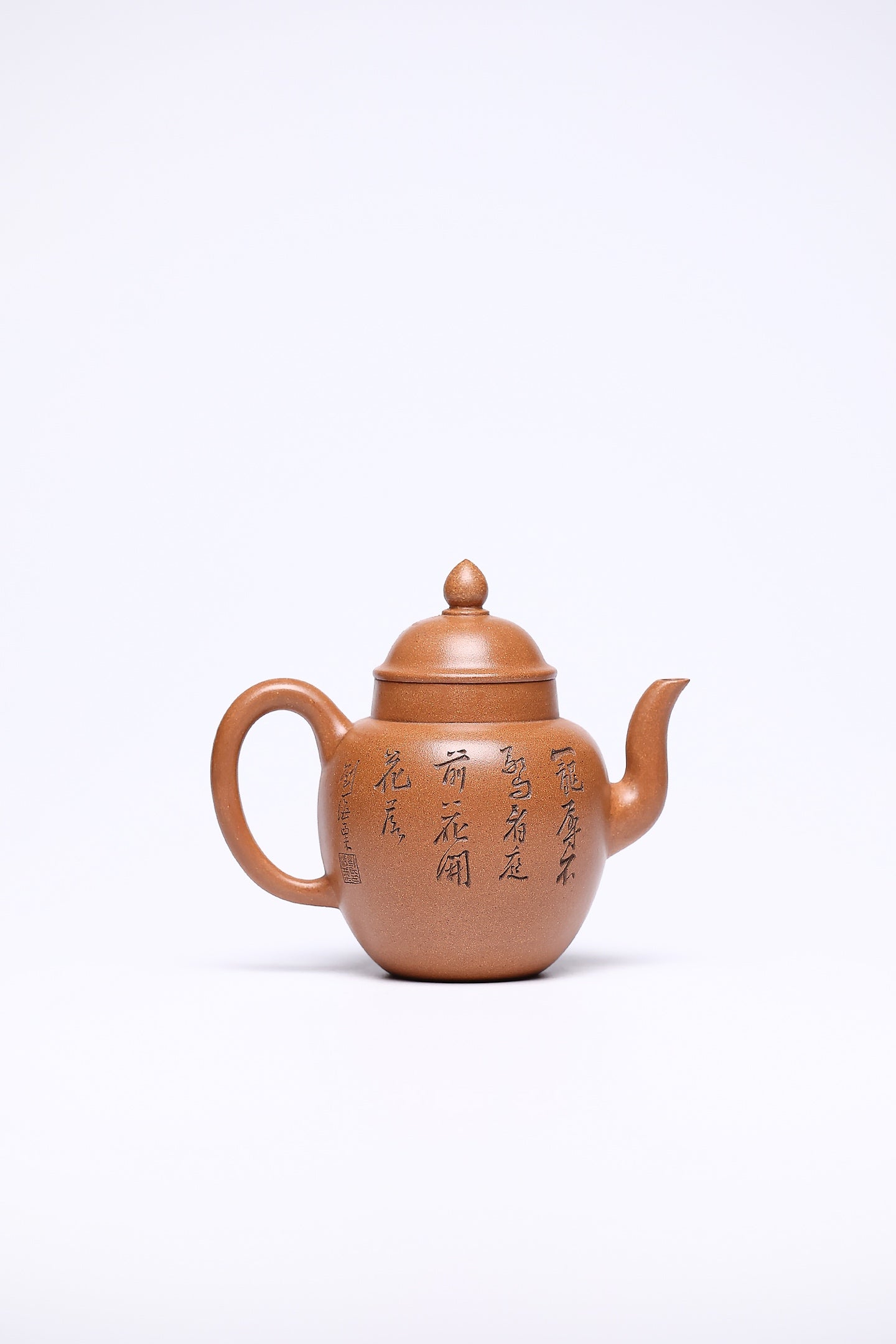 【宫灯】 作者 ：邵忠源 泥料：玉砂段 容量：260cc   经典宫灯壶式，选用玉砂段泥精工成型