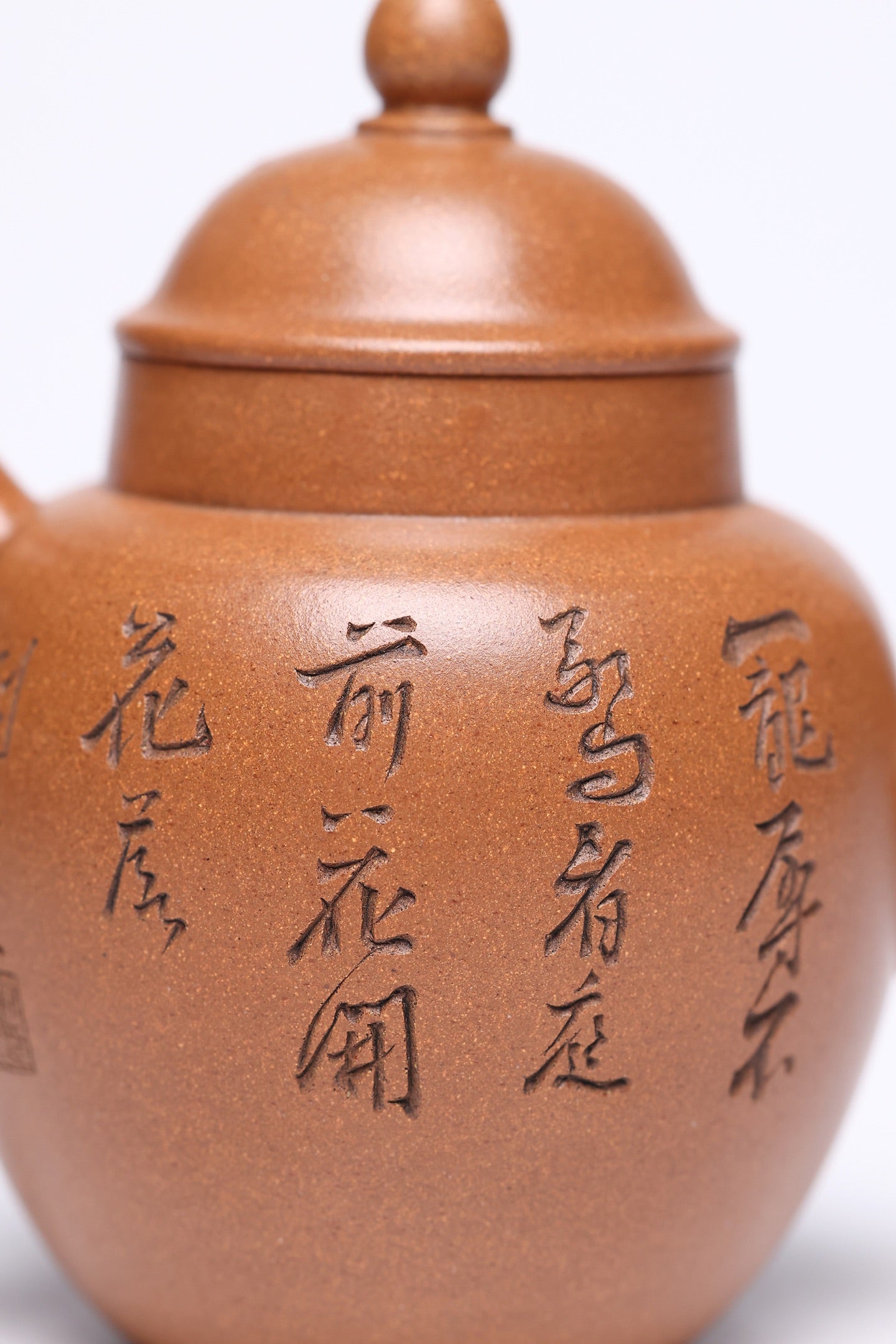 【宫灯】 作者 ：邵忠源 泥料：玉砂段 容量：260cc   经典宫灯壶式，选用玉砂段泥精工成型