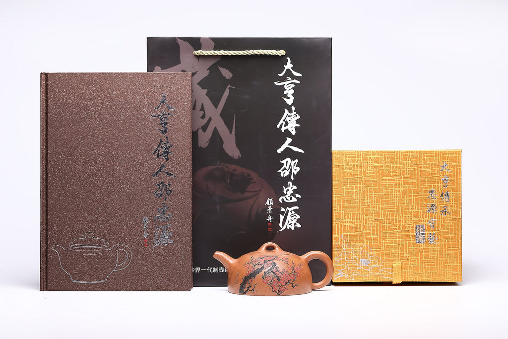 【半月】 作者 ：邵忠源  泥料：玉砂段 容量：220cc  作品介绍： 经典半月壶形制，甄选玉砂段泥精工制成
