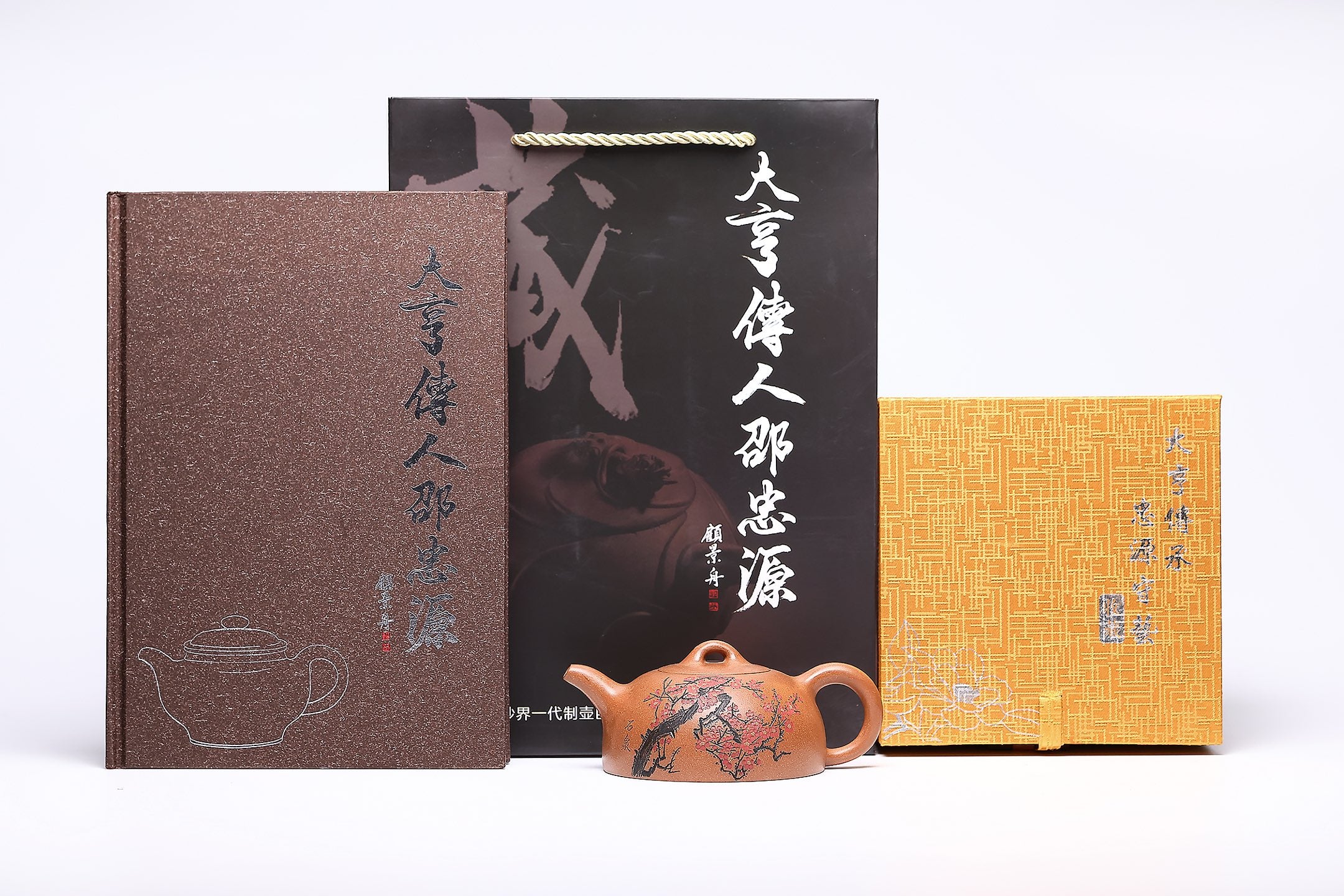 【半月】 作者 ：邵忠源  泥料：玉砂段 容量：220cc  作品介绍： 经典半月壶形制，甄选玉砂段泥精工制成