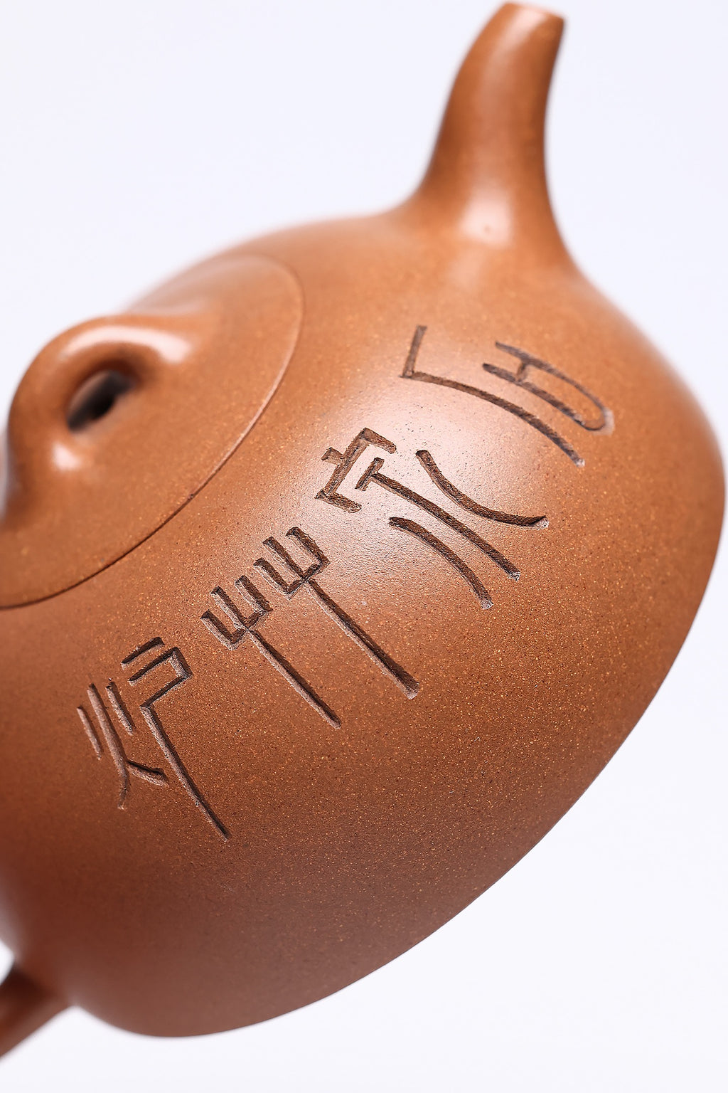 【半月】 作者 ：邵忠源  泥料：玉砂段 容量：220cc  作品介绍： 经典半月壶形制，甄选玉砂段泥精工制成