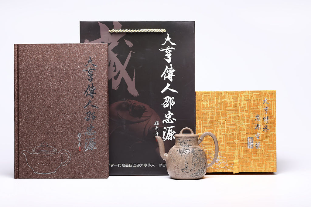 【竹节小酒壶】 作者 ：邵忠源 泥料：五彩段泥 容量：230cc  作品介绍：  此壶取竹节为形，甄选五彩段泥手工打造