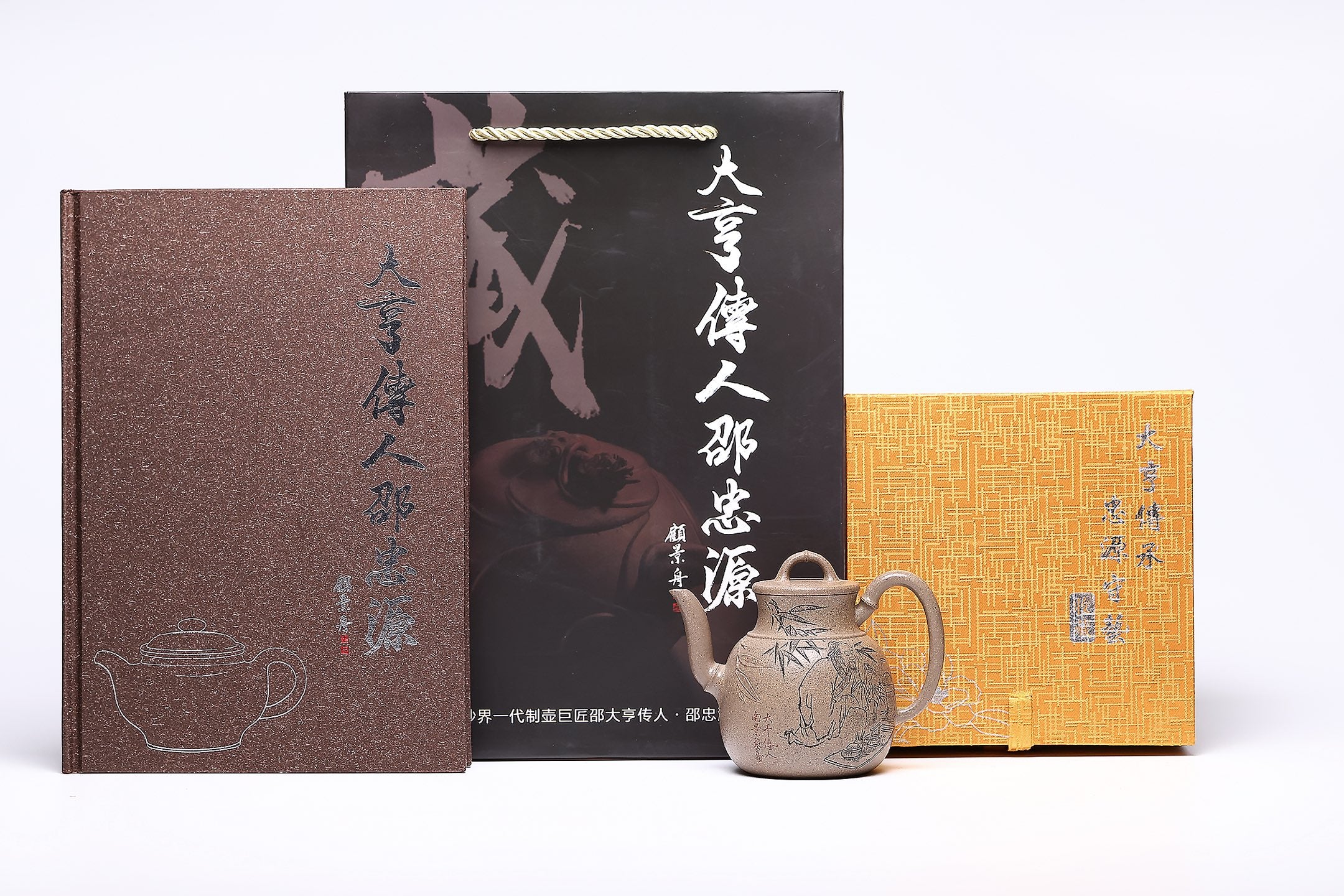 【竹节小酒壶】 作者 ：邵忠源 泥料：五彩段泥 容量：230cc  作品介绍：  此壶取竹节为形，甄选五彩段泥手工打造