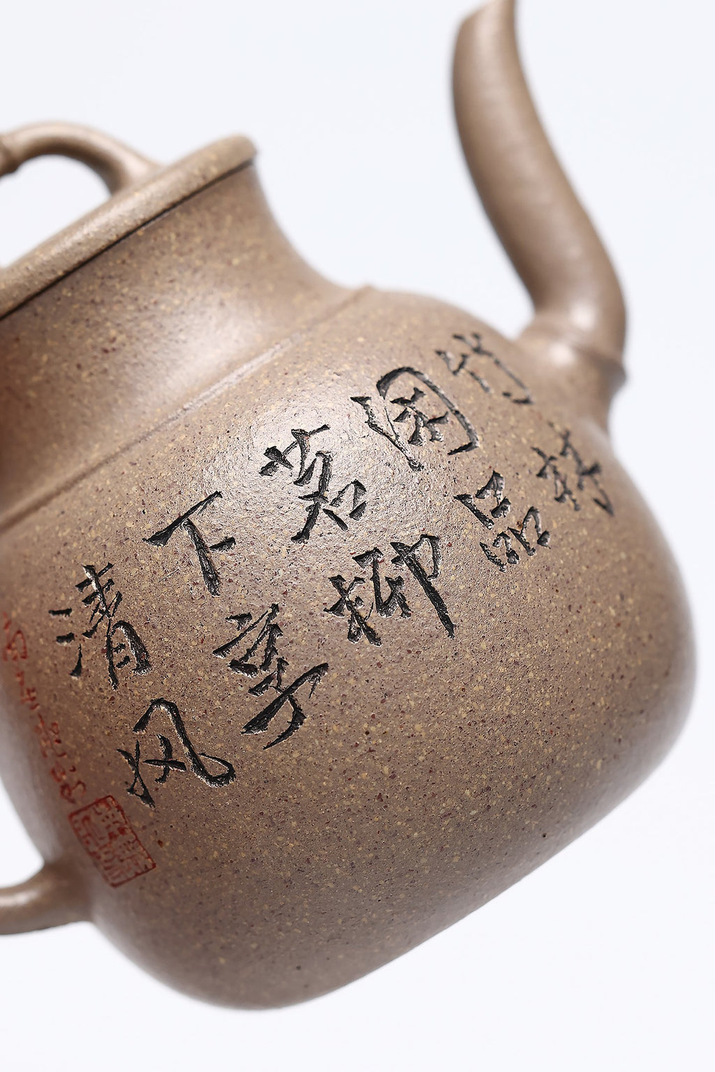 【竹节小酒壶】 作者 ：邵忠源 泥料：五彩段泥 容量：230cc  作品介绍：  此壶取竹节为形，甄选五彩段泥手工打造