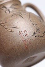 【竹节小酒壶】 作者 ：邵忠源 泥料：五彩段泥 容量：230cc  作品介绍：  此壶取竹节为形，甄选五彩段泥手工打造