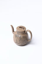 【竹节小酒壶】 作者 ：邵忠源 泥料：五彩段泥 容量：230cc  作品介绍：  此壶取竹节为形，甄选五彩段泥手工打造