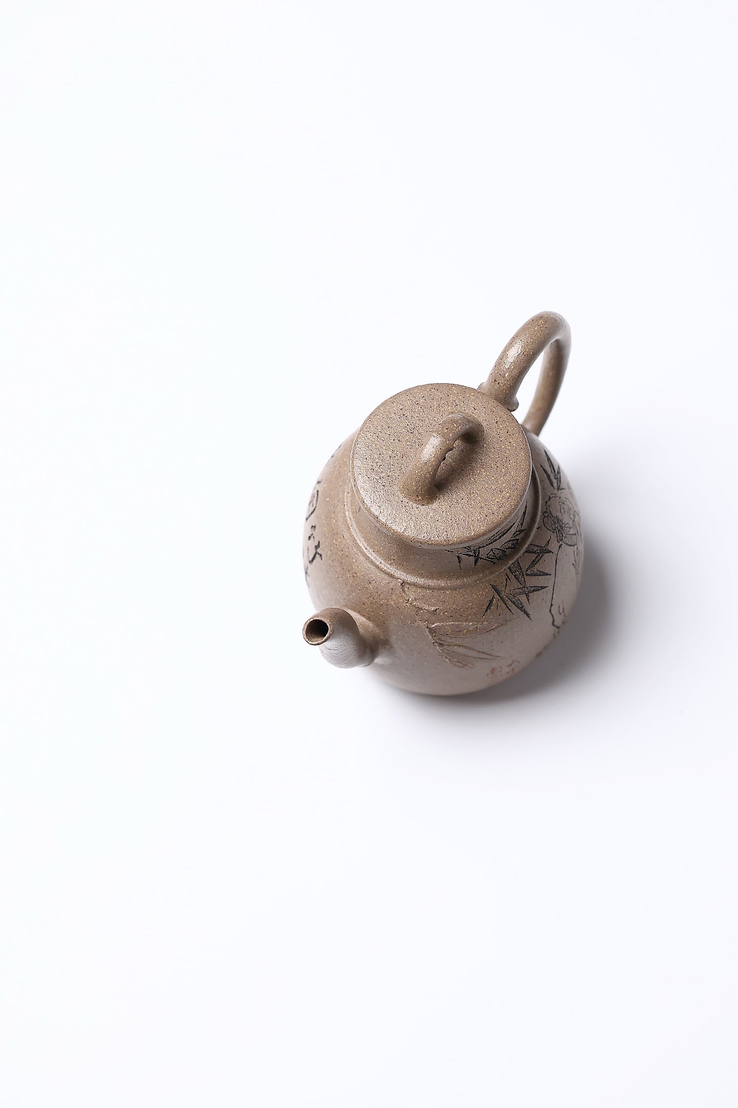 【竹节小酒壶】 作者 ：邵忠源 泥料：五彩段泥 容量：230cc  作品介绍：  此壶取竹节为形，甄选五彩段泥手工打造