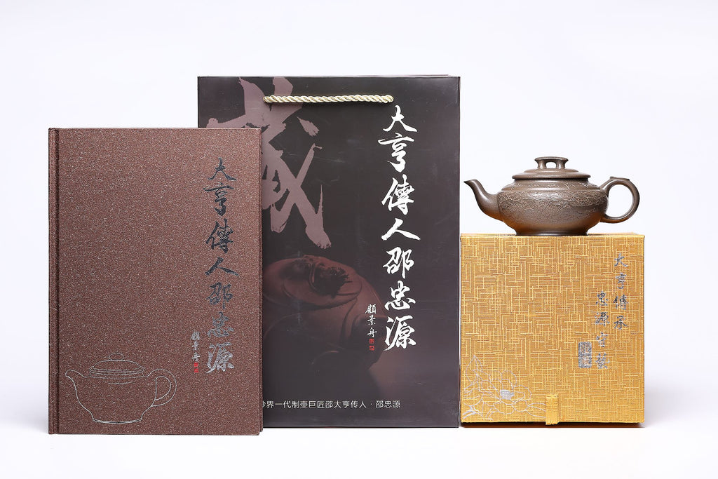 【上新桥】 作者 ：邵忠源 泥料：天青泥 容量：240cc  作品介绍：  经典上新桥器型，选用珍稀天星泥手工成型