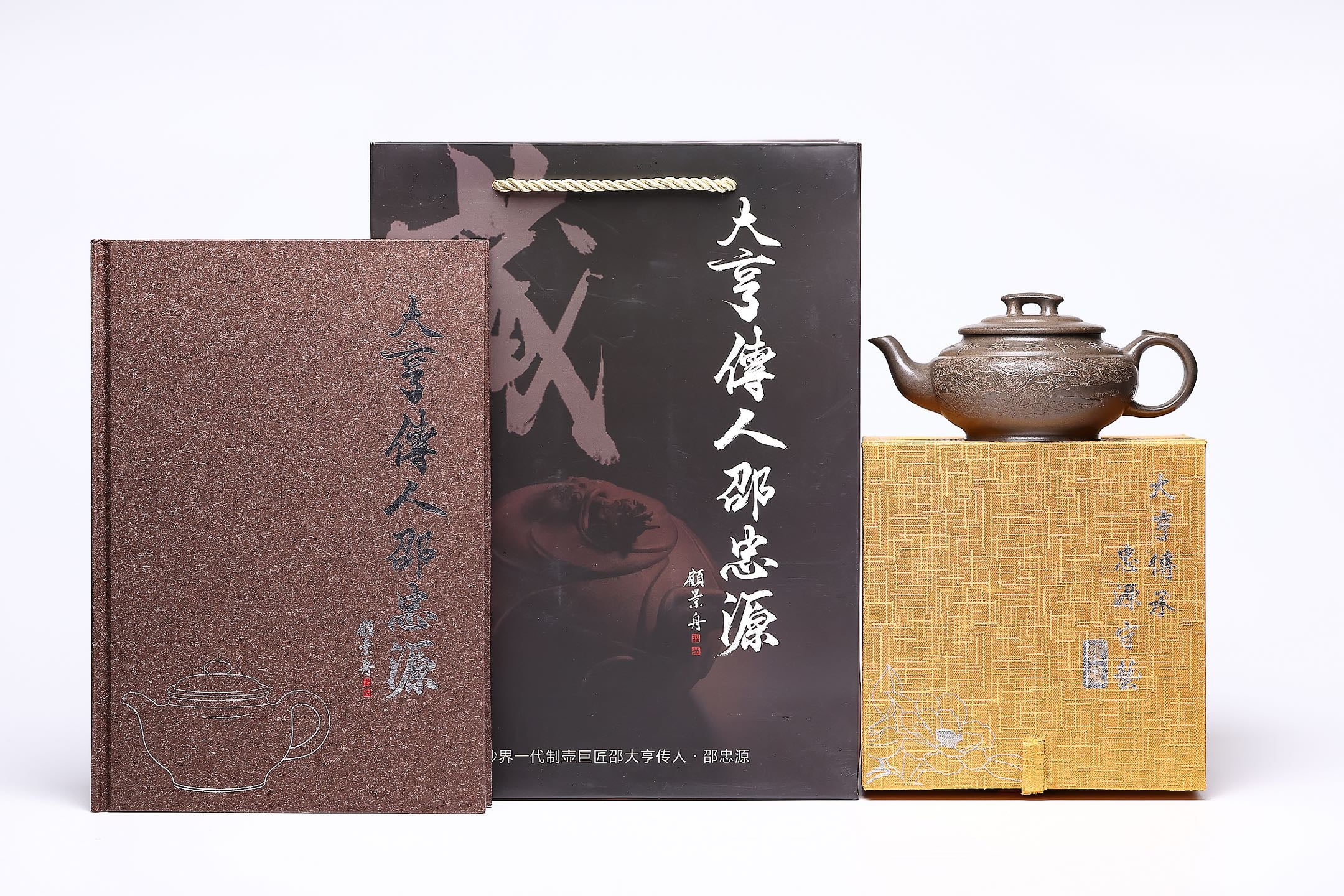 【上新桥】 作者 ：邵忠源 泥料：天青泥 容量：240cc  作品介绍：  经典上新桥器型，选用珍稀天星泥手工成型