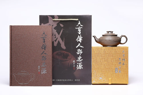 【上新桥】 作者 ：邵忠源 泥料：天青泥 容量：240cc  作品介绍：  经典上新桥器型，选用珍稀天星泥手工成型