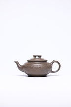 【上新桥】 作者 ：邵忠源 泥料：天青泥 容量：240cc  作品介绍：  经典上新桥器型，选用珍稀天星泥手工成型