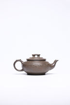 【上新桥】 作者 ：邵忠源 泥料：天青泥 容量：240cc  作品介绍：  经典上新桥器型，选用珍稀天星泥手工成型