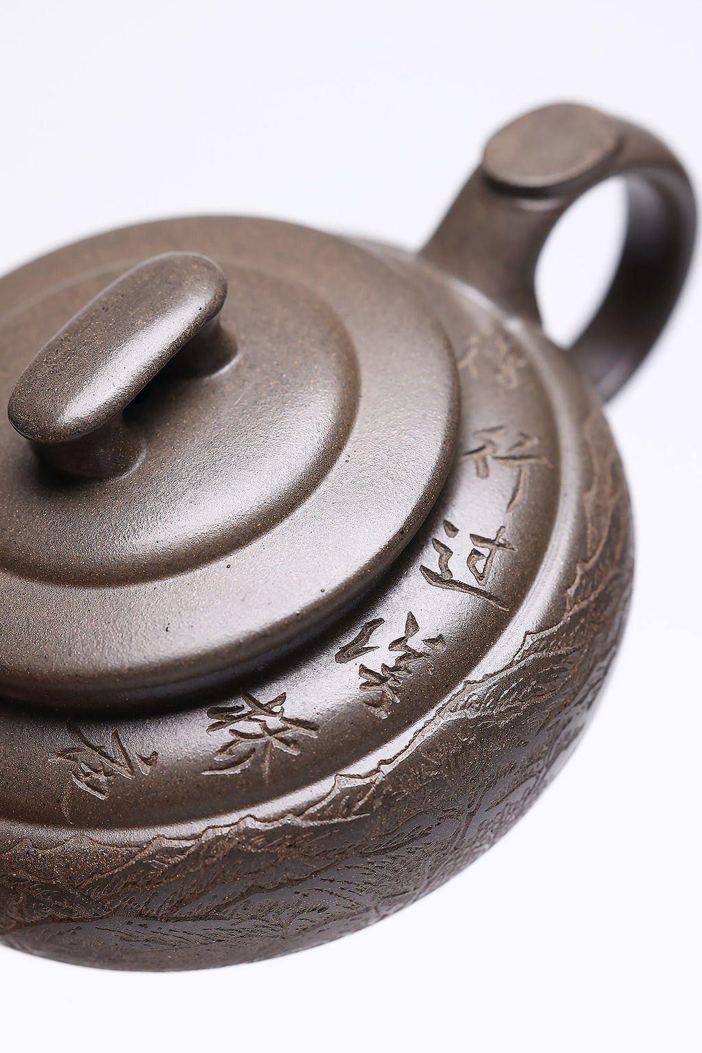 【上新桥】 作者 ：邵忠源 泥料：天青泥 容量：240cc  作品介绍：  经典上新桥器型，选用珍稀天星泥手工成型