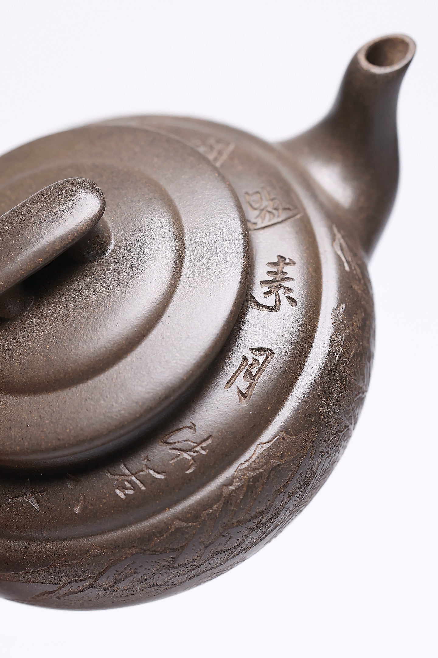 【上新桥】 作者 ：邵忠源 泥料：天青泥 容量：240cc  作品介绍：  经典上新桥器型，选用珍稀天星泥手工成型