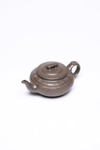 【上新桥】 作者 ：邵忠源 泥料：天青泥 容量：240cc  作品介绍：  经典上新桥器型，选用珍稀天星泥手工成型