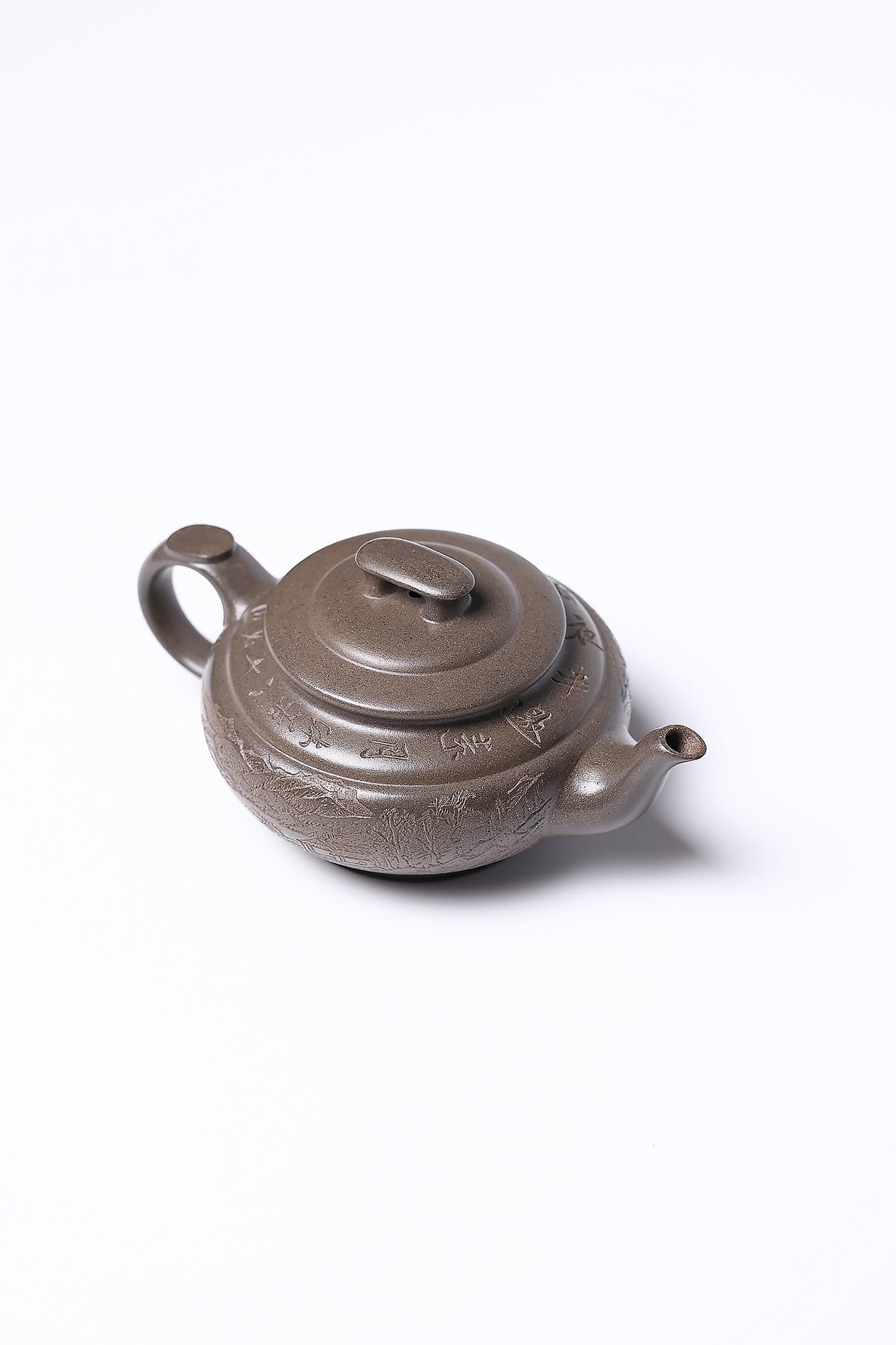 【上新桥】 作者 ：邵忠源 泥料：天青泥 容量：240cc  作品介绍：  经典上新桥器型，选用珍稀天星泥手工成型