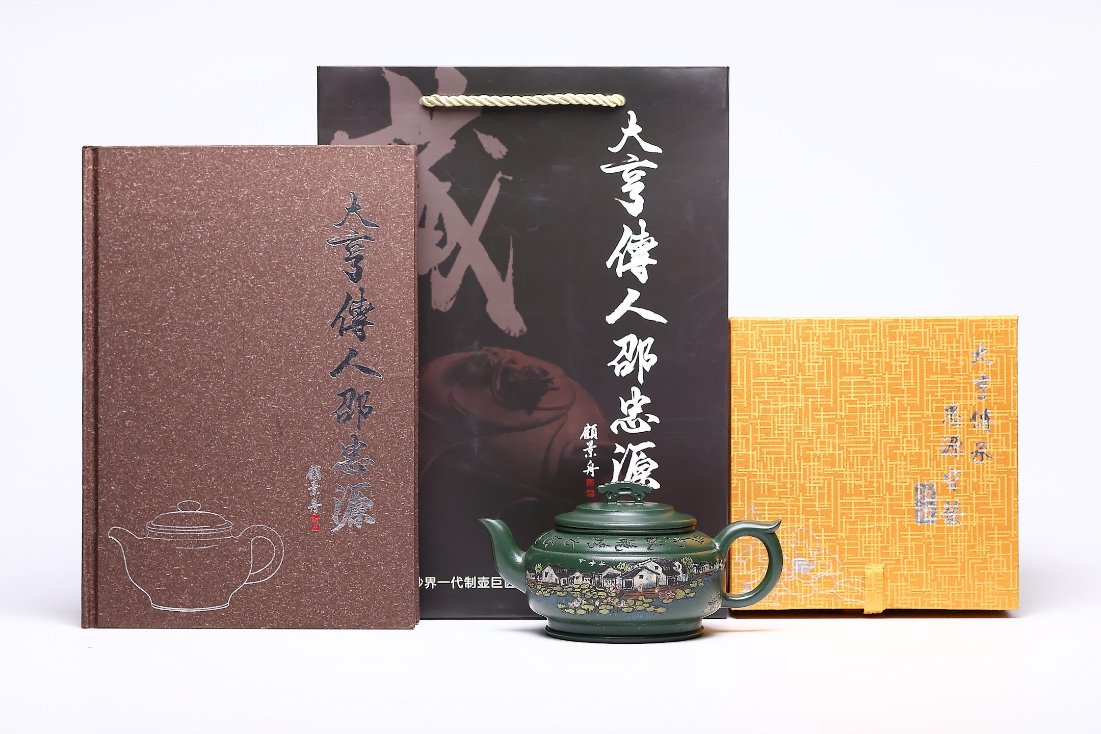 【上新桥】 作者 ：邵忠源 泥料：大亨绿泥 容量：400cc  作品介绍： 经典上新桥壶式，甄选绿泥精工塑造