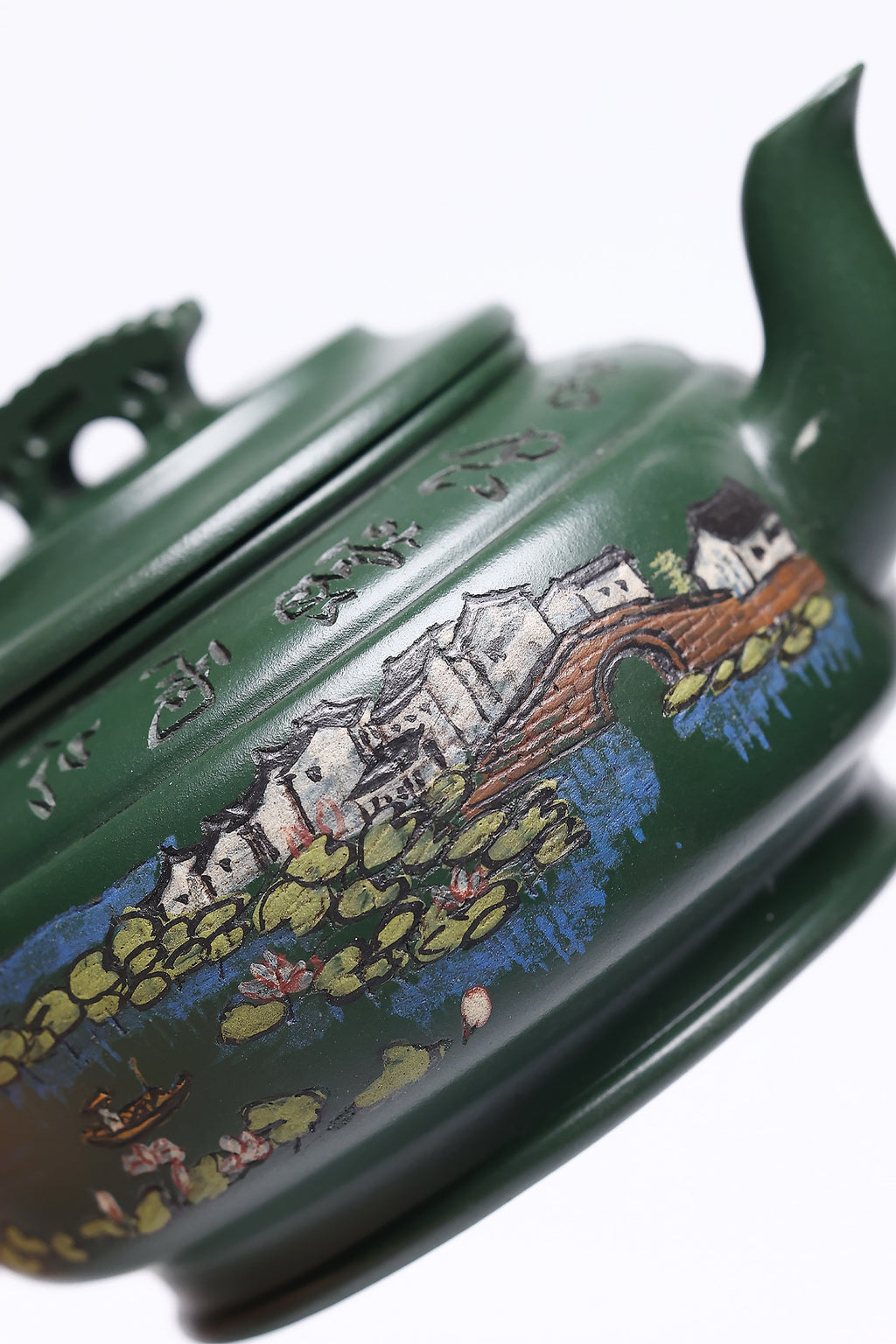 【上新桥】 作者 ：邵忠源 泥料：大亨绿泥 容量：400cc  作品介绍： 经典上新桥壶式，甄选绿泥精工塑造