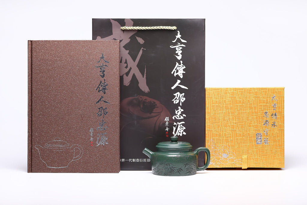 【大亨德钟】 作者 ：邵忠源 泥料：大亨天星绿泥 容量：260cc  作品介绍： 此壶为经典德钟形制，甄选绿泥精制