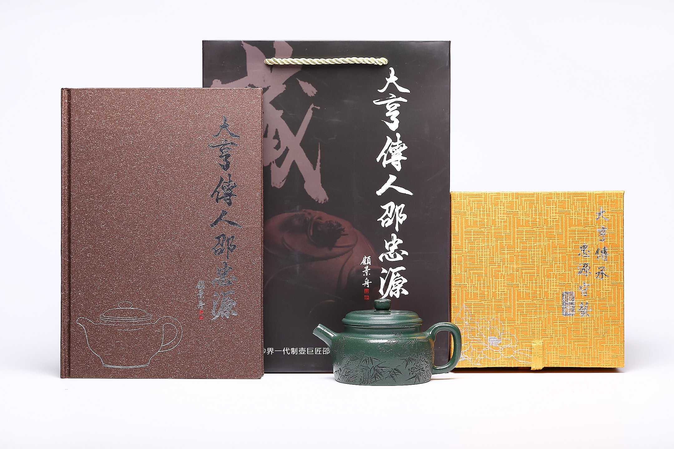 【大亨德钟】 作者 ：邵忠源 泥料：大亨天星绿泥 容量：260cc  作品介绍： 此壶为经典德钟形制，甄选绿泥精制