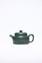 【大亨德钟】 作者 ：邵忠源 泥料：大亨天星绿泥 容量：260cc  作品介绍： 此壶为经典德钟形制，甄选绿泥精制