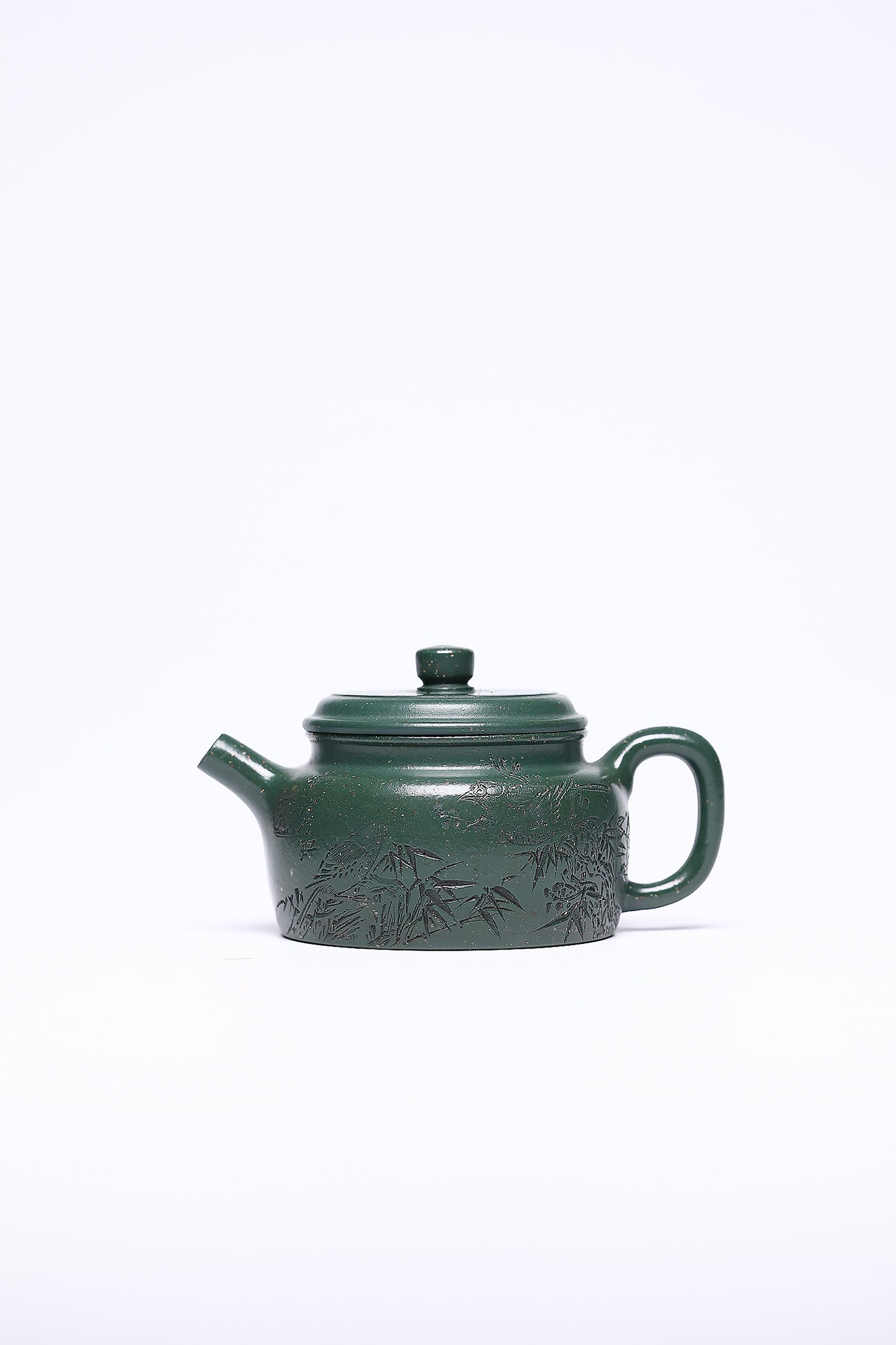【大亨德钟】 作者 ：邵忠源 泥料：大亨天星绿泥 容量：260cc  作品介绍： 此壶为经典德钟形制，甄选绿泥精制